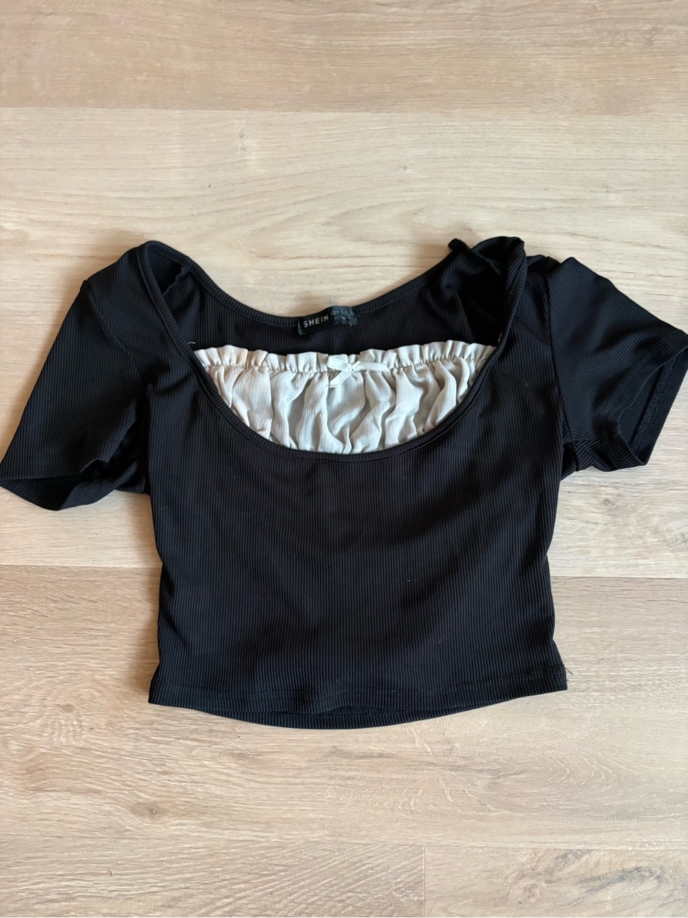 SHEIN Black Cropped Scoop Top with Cream Contrast